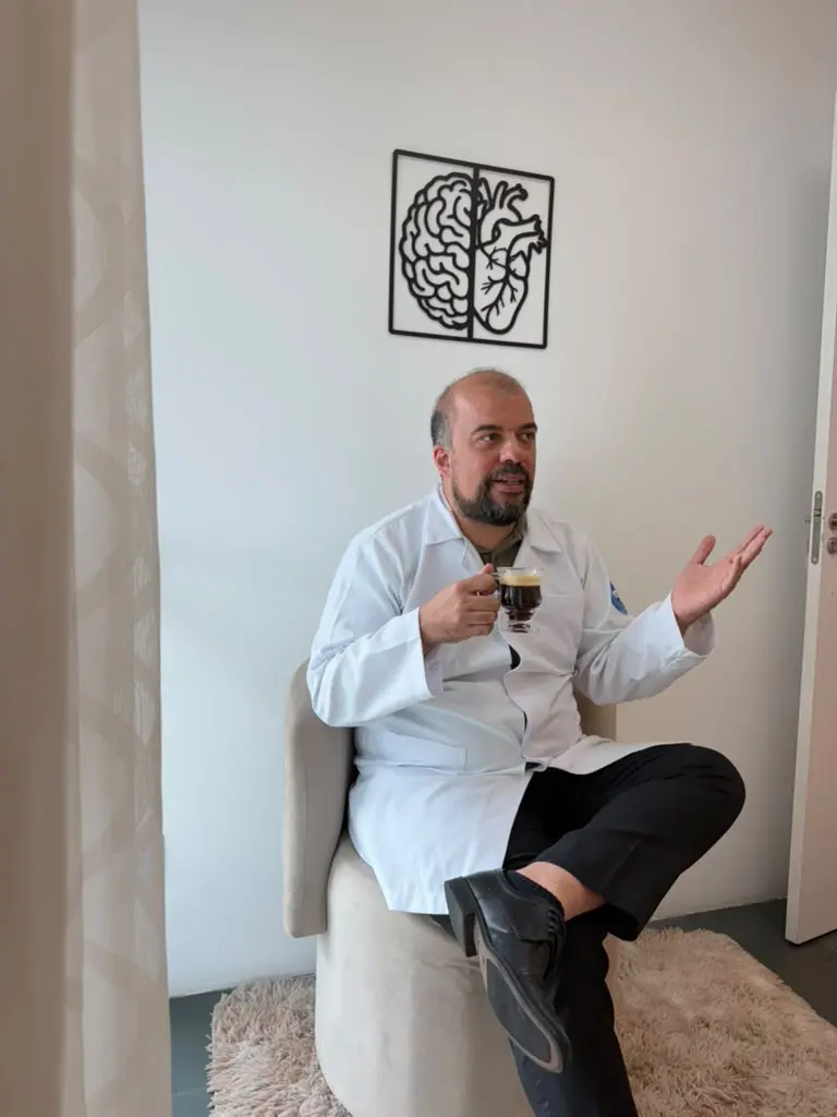 Denis Neves, psicólogo, no consultório da Clínica Psi