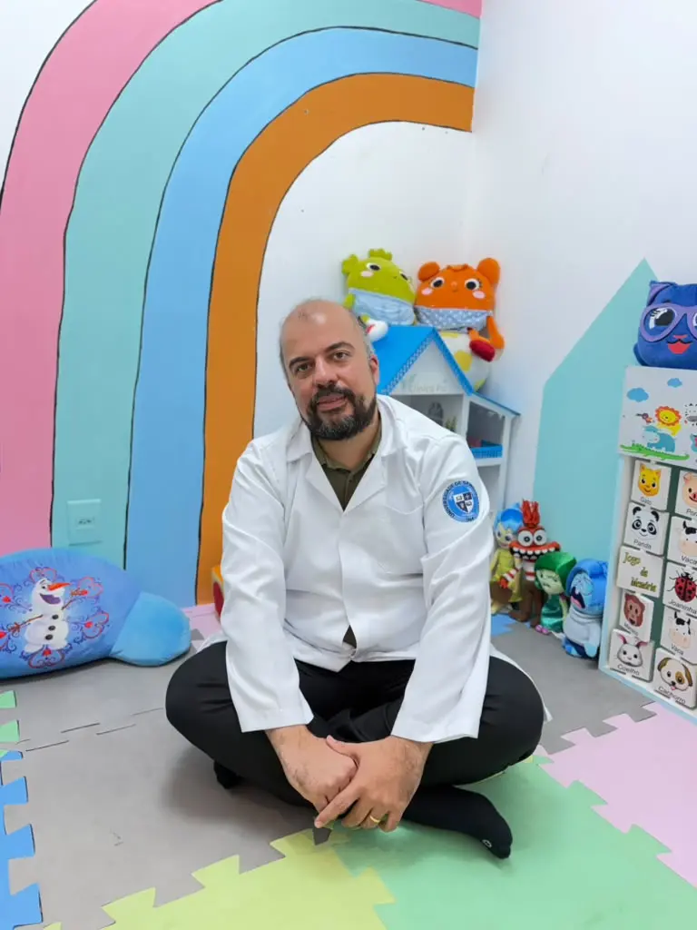Denis Neves, psicólogo infantil, na sala de ludoterapia da Clínica Psi
