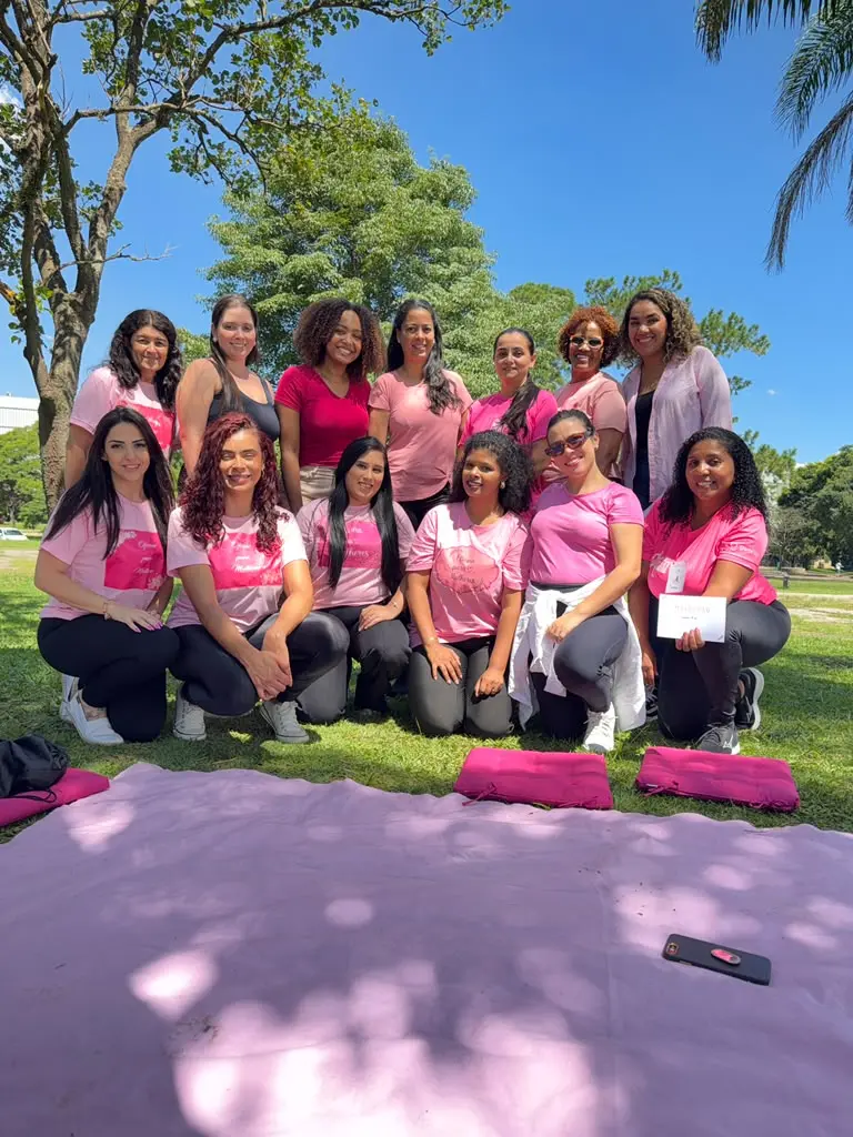 Grupo de mulheres reunido ao ar livre na Oficina de Mulheres