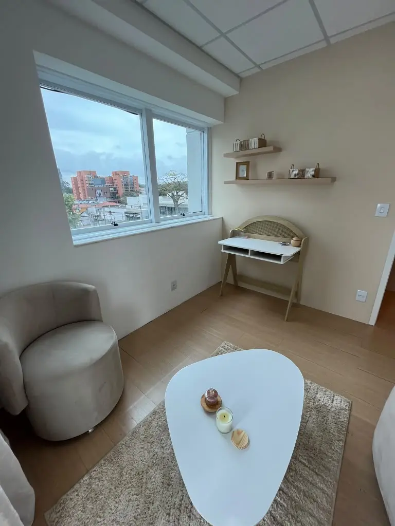 Sala de atendimento com poltrona e luz natural
